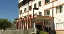 Recém-nascida é encontrada com vida em lixeira de banheiro de hospital de SP