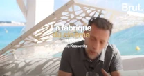 Ator de 'Amélie Poulain' é atingido na cabeça por cenário durante entrevista; assista