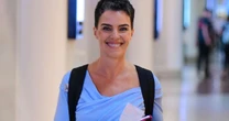 Simpática e discreta, Ana Paula Arósio usa aerolook básico com camisa azul e tênis no Rio de Janeiro. Fotos!