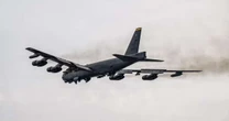 Bombardeiro militar dos EUA cai após decolagem na Califórnia e deixa oito desparecidos