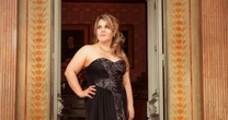 Soprano brasileira é condecorada pelo rei Charles III; veja como foi