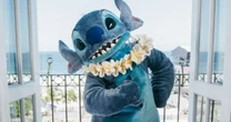 Stitch faz a alegria de 'little monsters' em passeio pelo Rio de Janeiro