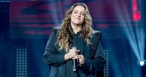 Ana Carolina perde a paciência no palco e dá bronca ao vivo na equipe durante show