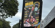 Paraguai remove 57 painéis com imagem gerada por IA de Bolsonaro agredindo o jogador Gustavo Gómez