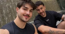 Carlinhos Maia faz pedido de namoro para amigo hétero; saiba quem é o rapaz que encantou o influenciador