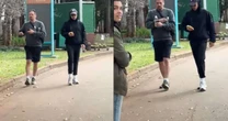Harry Styles chega ao Brasil, dribla paparazzi e atende fã em loja de pão de queijo
