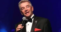 Tom Dreesen, pioneiro da comédia stand-up e amigo de Frank Sinatra, morre aos 86 anos