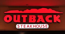 Garçom do Outback é demitido por injúria racial contra colega de profissão