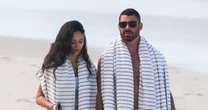 Assumidos? Cauã Reymond é flagrado aos beijos com modelo