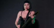 'Não dá para ver nada': TV Globo enfrenta climão com fãs de Lady Gaga em transmissão do show e 'rebola' com críticas ao vivo