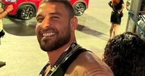 Diogo Nogueira se irrita, interrompe show e xinga torcedores do Galo após provocação; veja
