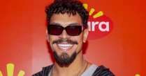 Ex-BBB Vinicius Nascimento afirma que assédio aumentou após expor bissexualidade: 'Levo na brincadeira'