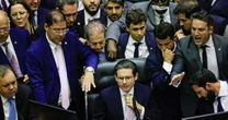 Motta inclui na pauta urgência para proposta que endurece punição à obstrução física na Câmara