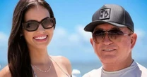Amado Batista recebe carinho da esposa 50 anos mais nova em gravação de DVD