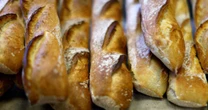 Padeiros franceses se revoltam contra supermercados por venda de baguetes baratas demais