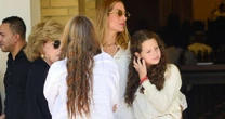 Schynaider Moura, filhas, família, Ronaldo e mais amigos famosos se reúnem em missa de 7º dia de Anne Marie após morte precoce aos 16 anos