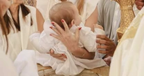 Quem é? Madrinha da filha de Luan Santana encanta ao mostrar novas fotos do batizado
