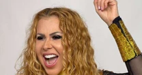 Promovida ao cargo de vovó, Joelma manda recado à filha
