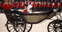 Rei Charles III rende homenagem às vítimas do acidente da Air India