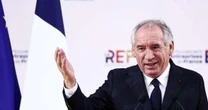 Com queda anunciada de primeiro-ministro e pressão das ruas, Macron está cada vez mais isolado