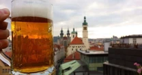 A nação europeia pioneira na 'diplomacia da cerveja' que quer ensinar o mundo a beber 'do jeito certo'