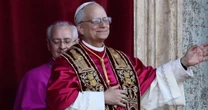 Pouco antes da fumaça branca revelar eleição do Papa Leão XIV, quase ninguém reparou nesse momento NOJENTO e BEM NATURAL. Se não viu, veja agora!