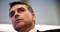 Le Monde destaca queda de Flávio Bolsonaro nas pesquisas após revelações sobre ligação com Vorcaro