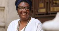 A paulistana filha de faxineira e pintor de paredes que se tornou artista plástica mundialmente reconhecida: 'Não acredito em fazer dinheiro e sair do país'