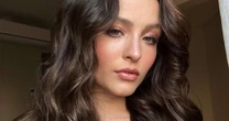 De terno, gravata e salto, Larissa Manoela atrai olhares em evento: 'Nossa'