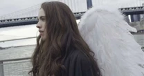 Margaret Qualley lança música da trilha sonora de 'Honey Don't!'; ouça