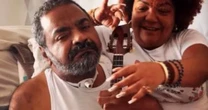Arlindo Cruz emocionou a web em último registro ao surgir tocando banjo com ajuda de esposa; veja