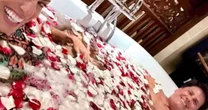 Cesar Filho e Elaine Mickely esquentam as redes com banho romântico em Bali