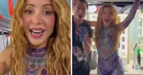 Nos bastidores de show, Shakira celebra avanço da Colômbia na Copa do Mundo