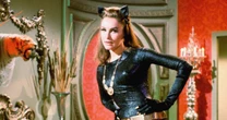 Julie Newmar, atriz original da Mulher-Gato, diz que homens deveriam comandar Hollywood: 'Fazem isso melhor'