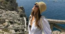 Camila Queiroz exibe barriga da primeira gravidez durante férias pela Itália