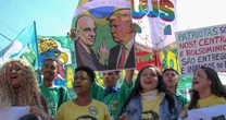 Brasileiros protestam contra o tarifaço de Trump em frente ao Consulado dos EUA em SP; veja imagens