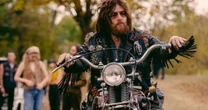 Antes de Bailarina, Norman Reedus fez este filme perfeito para fãs de John Wick e Sons of Anarchy