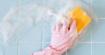 Truque rápido e fácil remove encardido dos azulejos sem esponja: veja como!
