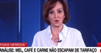 Jornalista tropeça em buraco durante participação ao vivo na CNN; assista