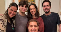 'Se não tivesse...': esposa se emociona ao falar sobre saúde de Faustão aos 76 anos; apresentador passou por 4 transplantes em dois anos