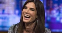 De pesadelo com stalker a medo de avião após acidente aéreo: 5 curiosidades inusitadas de Sandra Bullock, hoje aos 62 anos, que vão muito além da beleza e do talento