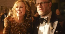 "Foi muito triste": Seth Rogen relembra o momento em que soube da morte de Catherine O'Hara e por que decidiram continuar filmando O Estúdio