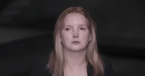Filha de Elize Matsunaga deixa o Brasil aos 16 anos após novo filme da Netflix sobre o crime