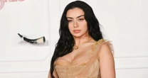 'Estou no pior momento mental em que já estive em toda a minha vida', diz Charli XCX