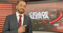 Repórter da Record, Dionísio Freitas sofre queda no meio do mato e assusta Reinaldo Gottino