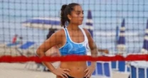 Jogadora de vôlei de 20 anos morre em festa de formatura; família exige esclarecimentos