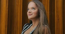 Apaixonada por boho-chique, Rafaella Justus transforma look basiquinho na tendência do momento com um colete bordado. Fotos!
