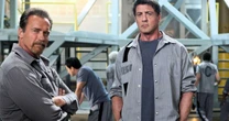 Arnold Schwarzenegger admite que Sylvester Stallone é o melhor ator: "É como acender um pavio"