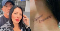 Apaixonada, namorada de Cristian Cravinhos tatua o nome do condenado no pescoço: 'Orgulho'