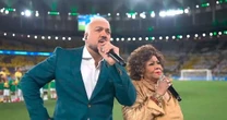 'Era melhor deixar o samba morrer': Alcione e Belo cantam Hino Nacional antes de jogo do Brasil e web detona performances. 'Vexame'